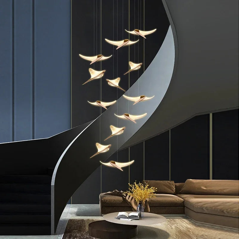 suspension lumineuse or oiseaux stylisés contemporaine minimaliste salon chaînes fixations métal lumière blanche chambre