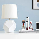 figurines decoratives modernes abstraites geometriques blanc noir rouge bleu gris beige triangles lignes noel