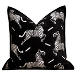 coussin imprimé léopard noir blanc moderne salon décoration canapé carré peluche adhésif