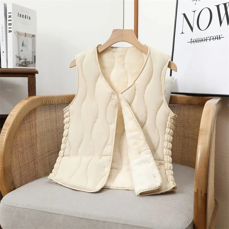 Gilet en velours porté avec style décontracté