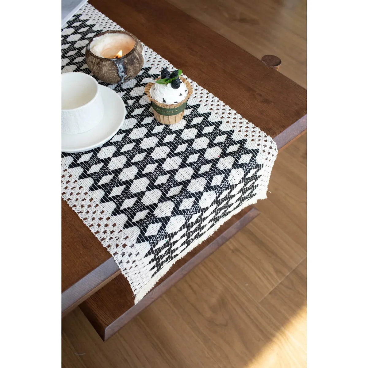 serviette table moderne blanche noire losange bordure frisée coton polyester maison