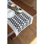 serviette table moderne blanche noire losange bordure frisée coton polyester maison