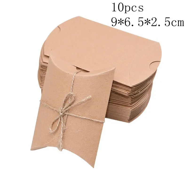 boîtes cadeaux marron clair texture cartonnée vintage ruban coton étagères événements anniversaires noël mariage