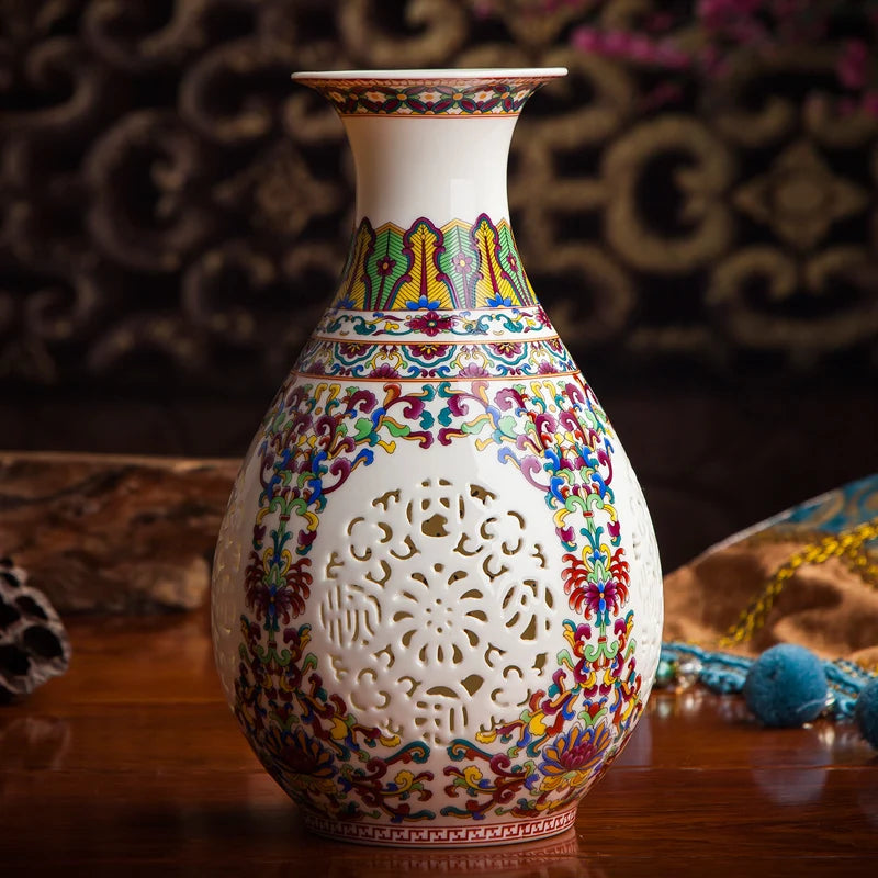Un magnifique vase décoratif orné de motifs floraux et géométriques colorés, créant une pièce unique et artistique.