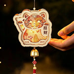 lampe suspendue artisanale or blanc rouge ornements floraux motifs géométriques cloche pompon anniversaire noël