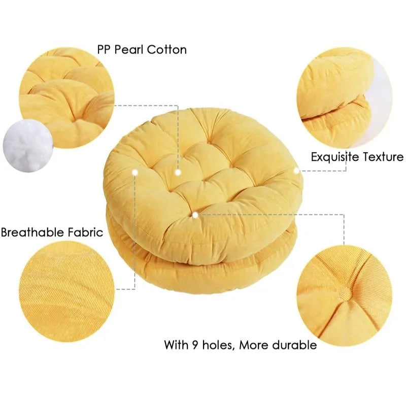 Coussin de sol multicolore comme siège décoratif dans un espace cosy
