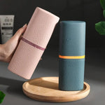 tasse pliable moderne brosse dents crème dentifrice blanc rose bleu gris texture goutte'eau