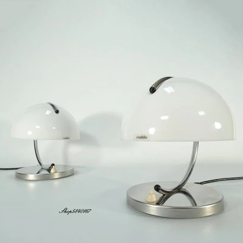 Détail de l'abat-jour orange et de la structure métallique de la lampe