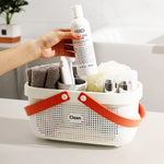 Panier à linge blanc dans une salle de bain moderne