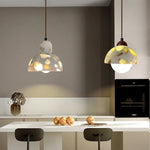 Suspension lumineuse moderne pierre texture granulée blanc marron beige gris câble suspendu chambre salon