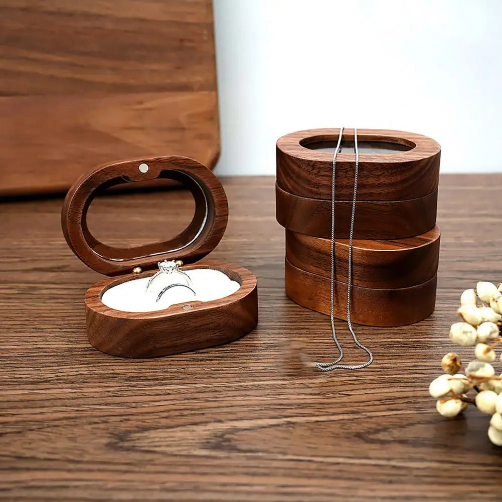 Boîte à bijoux en bois rustique avec alliances à l'intérieur