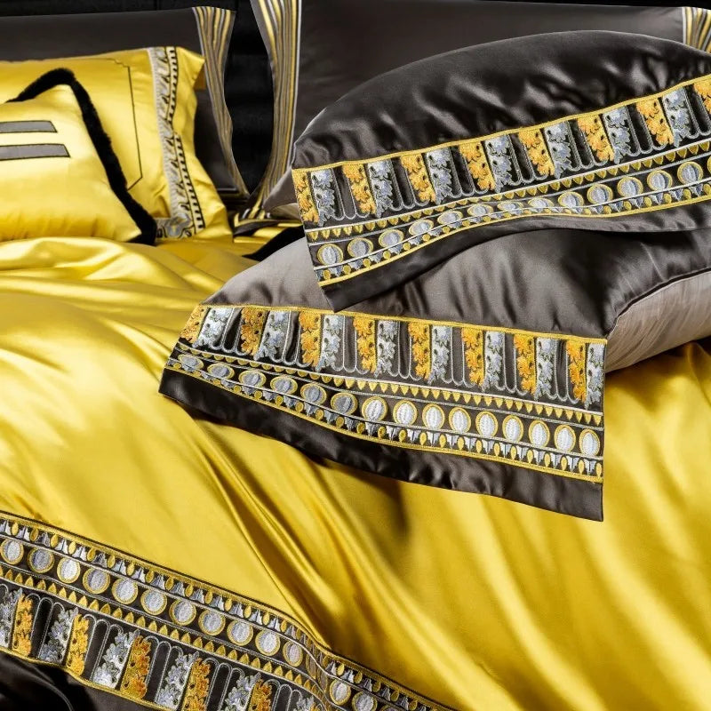 Parure de lit vert or dans une chambre décorée avec style chic