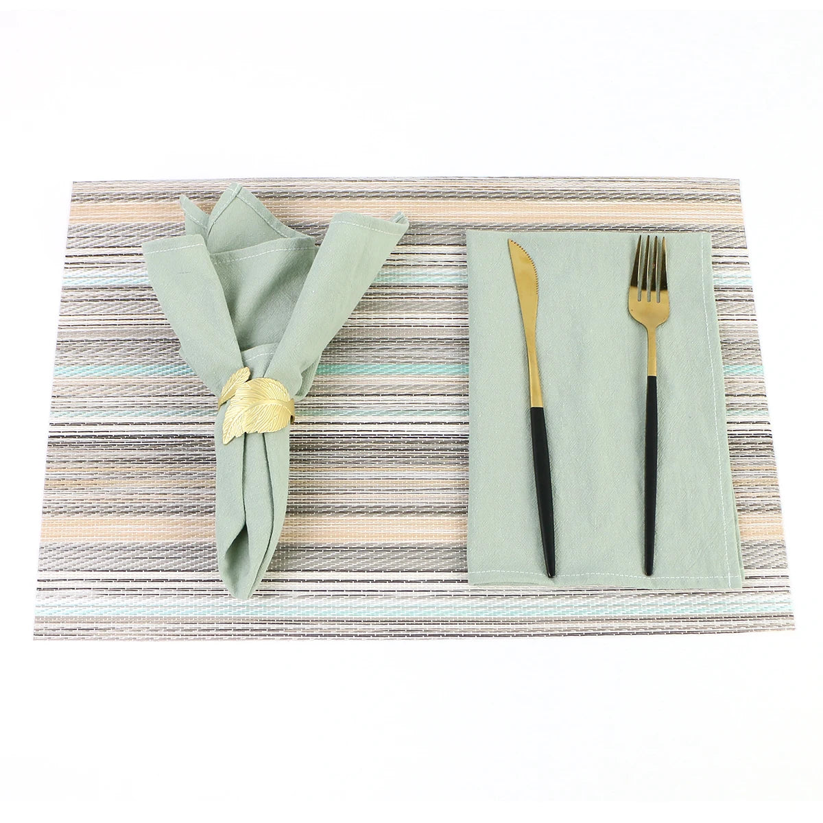 Une mise en place élégante avec une serviette verte, une fourchette et un couteau noirs, le tout sur un napperon rayé.