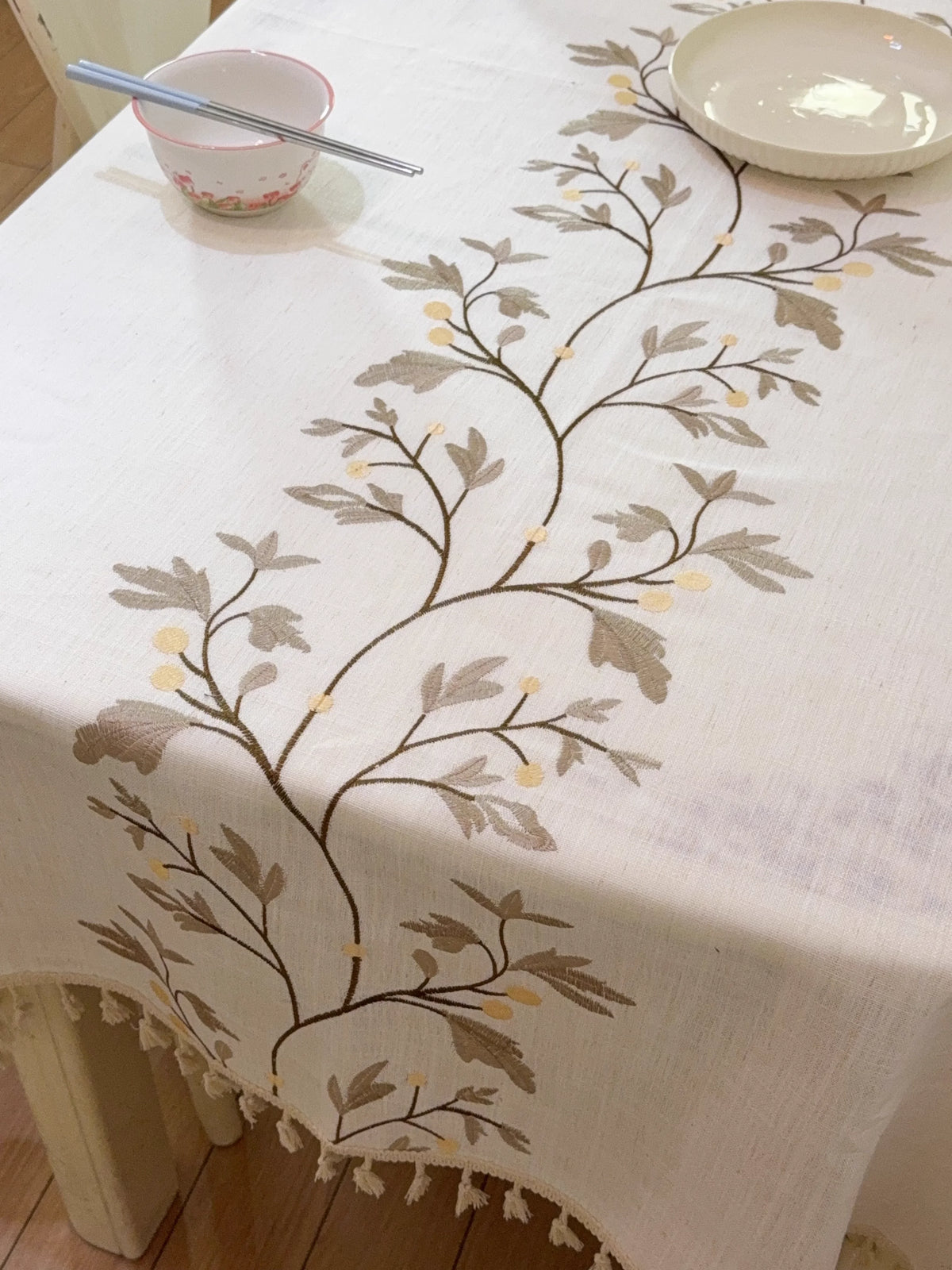 nappe table imperméable brodée fleur classique beige tassellettes hiver automne ramadan maison mariage