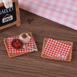 assiettes miniatures carreaux rouge blanc jaune vert bleu rose opaques artisanat résine DIY