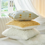 coussin décoratif moderne motif géométrique jaune gris beige texture bouclée canapé salon