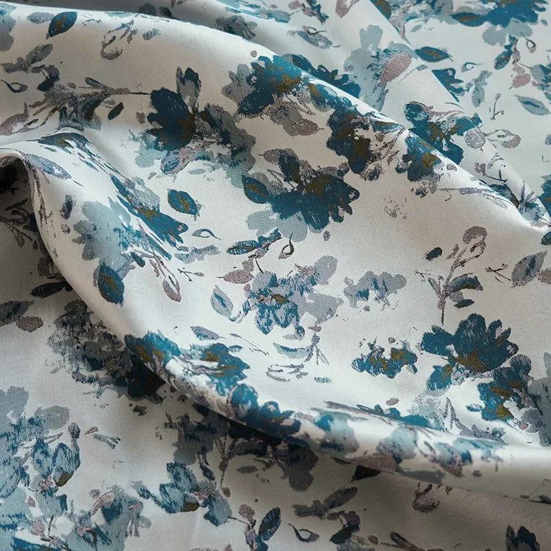 tissu polyester jacquard motifs floraux stylisés blanc bleu gris élégant coudre decorator floral