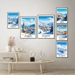 Une collection de belles affiches représentant des paysages d'hiver dans des stations de ski célèbres, créant une ambiance chaleureuse et relaxante dans cette pièce.