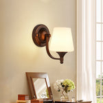lampe murale classique bronze foncé abat jour blanc verre opaque éclairage intérieur ambiance chambre