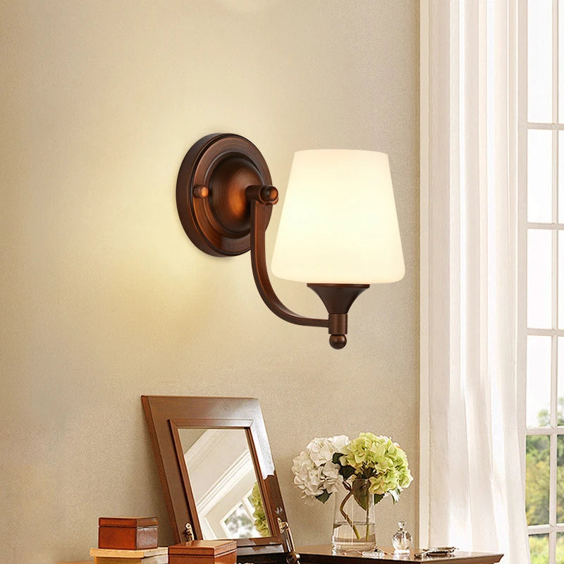 lampe murale classique bronze foncé abat jour blanc verre opaque éclairage intérieur ambiance chambre