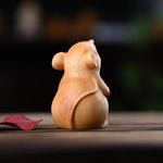 statue animale stylisée souris hamster yeux bleus sculpture bois polie décoration intérieure mignonne brune