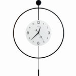 horloge murale moderne aiguille scénique noir blanc minimaliste statue enfantine points jaunes verticale