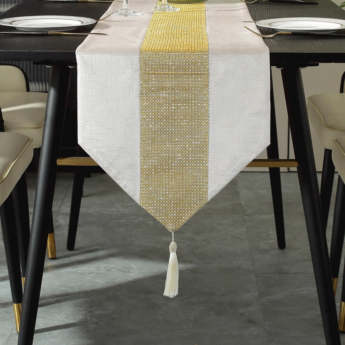 nappe décorative moderne tissu uni strass central franges couleur noir rouge or élégante table