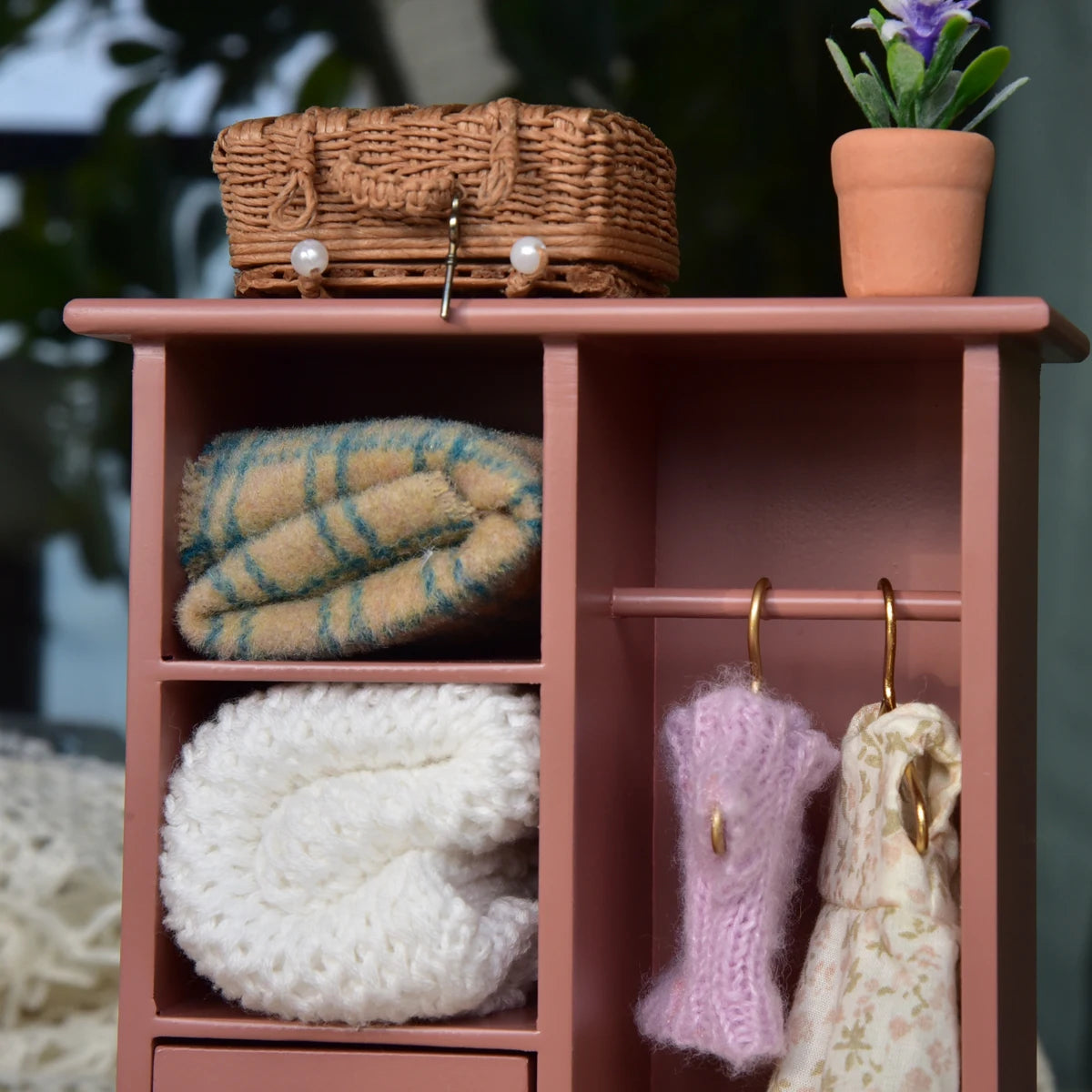 armoire miniature bois rose crème verte tiroir vêtements osier plantes coussins rustic