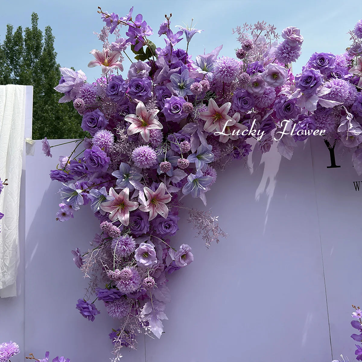 décoration mariage violettes roses blanches moderne élégante fleurs artificielles bouquet papillons feuilles vertesintérieur