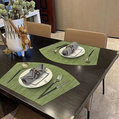 Set de table rond en vinyle vert tissé antidérapant sur une table en bois