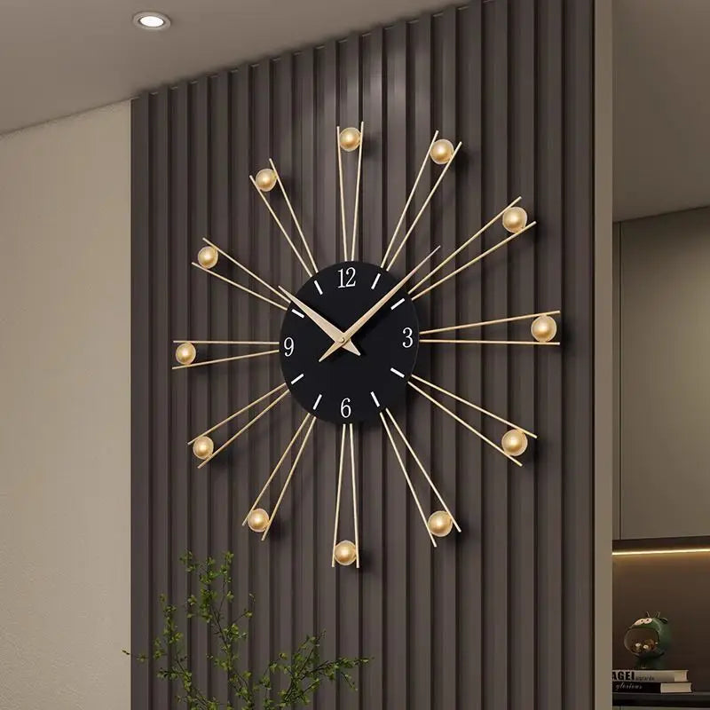horloge murale moderne noir doré aiguilles soleil scandinave élégante intérieur sophistiquée chaleureuse lumineuse