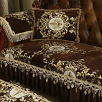 Une parure de lit de luxe ornée de motifs décoratifs floraux et de dentelle dorée, créant une ambiance élégante et raffinée.