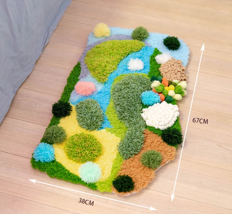Un tapis moelleux orné de différentes textures et couleurs évoquant un paysage naturel avec des montagnes et des éléments de la nature.