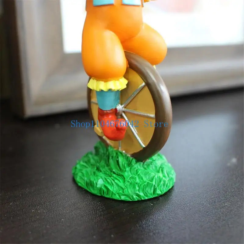 figurine clown monocycle balles suspendues herbe decoration intérieure moderne orange jaune bleu vert rouge