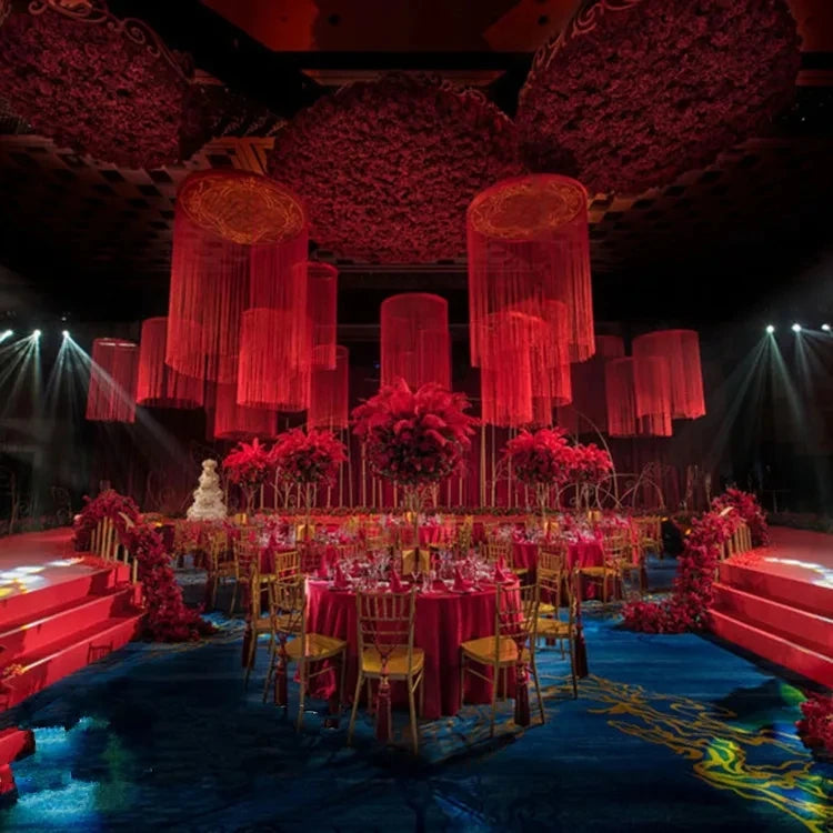 rideaux suspendus blanc rouge filigrane translucides moderne élégants suspension décoration fêtes mariages