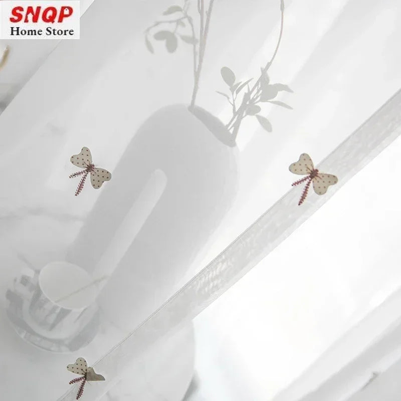 rideau transparent blanc moderne papillons dorés fenêtre salon chambre enfant