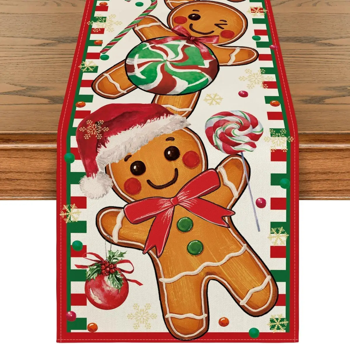 Cette image décorative de Noël montre un homme en pain d'épice habillé d'un bonnet rouge et d'un ruban, entouré de motifs de flocons de neige, de sucres d'orge et de boules de Noël, créant une ambiance festive et chaleureuse.
