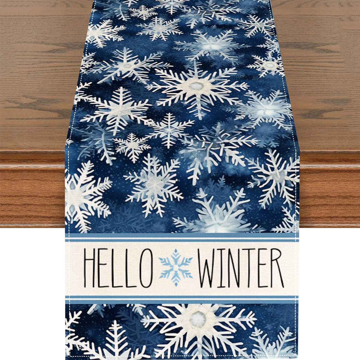 Image de fond de table représentant une décoration d'hiver avec un motif de flocons de neige blancs sur un fond bleu foncé et le texte "Hello Winter" au centre.