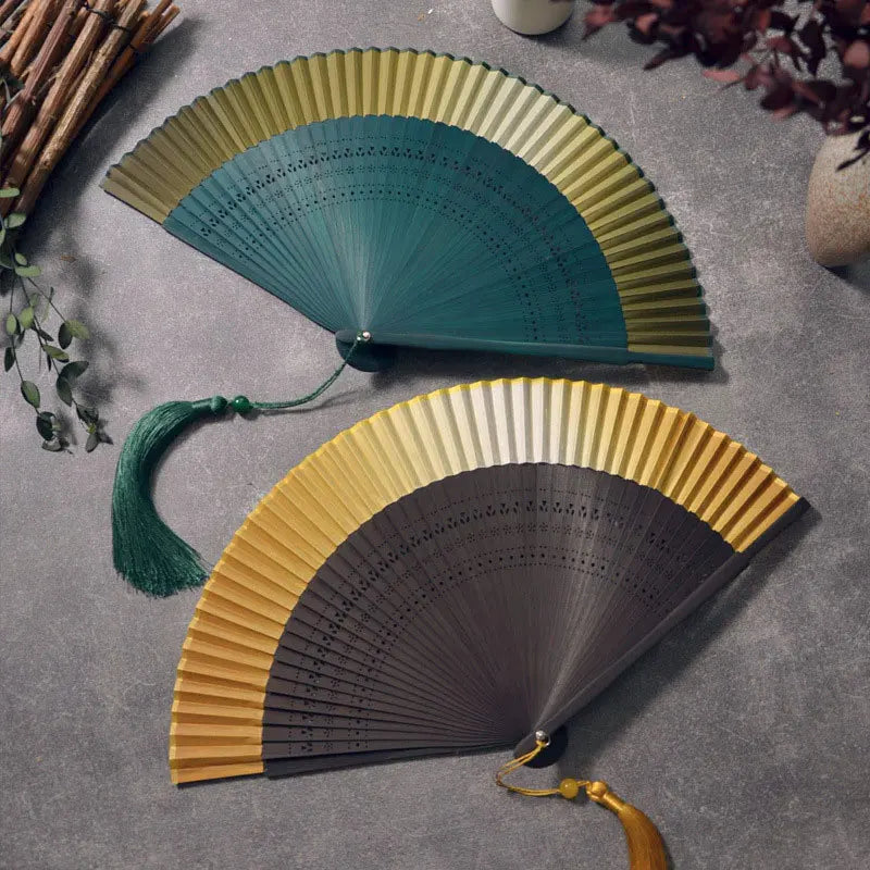 éventail pliant bambou vert bleu classique rayures horizontales pompon anneaux métalliques traditionnel deco intérieure