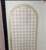 Arche bois festonnée sur mur blanc