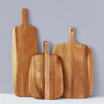 planche découper bois rustique plateau service suspendu pain fourchette nappe verte
