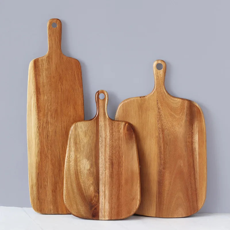 planche découper bois rustique plateau service suspendu pain fourchette nappe verte