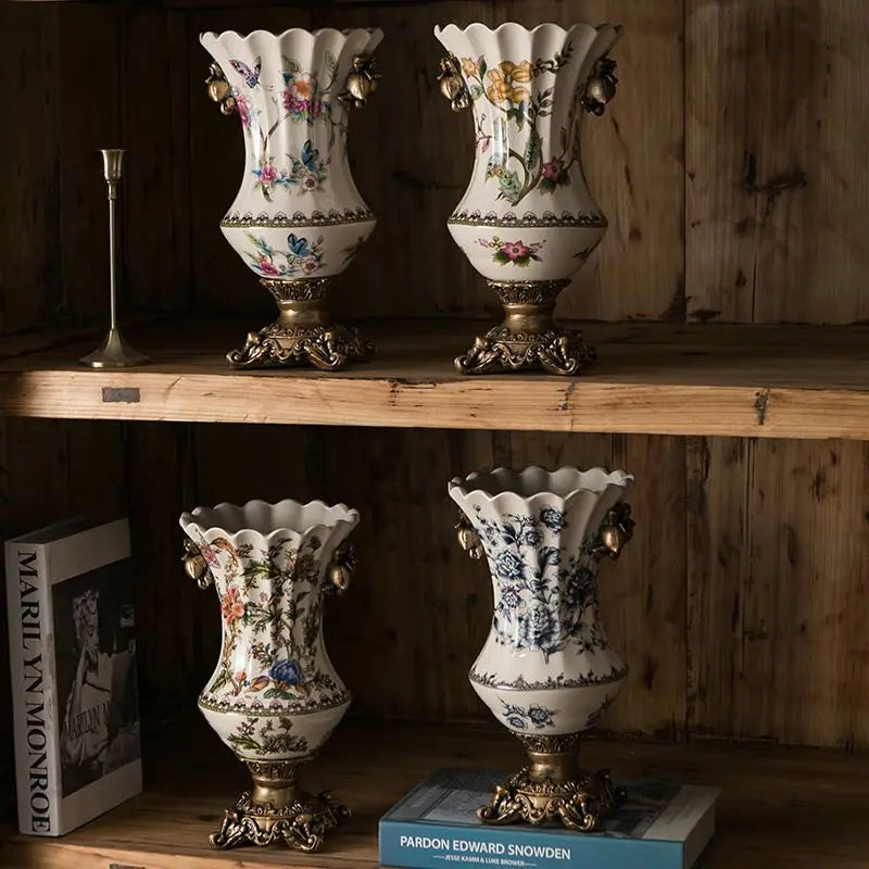 vase classique blanc papillons ornements floraux baroque céramique table decoration fleurs doré