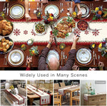 Une table richement décorée pour un repas festif, avec une variété de plats, de fleurs et de décorations de Noël.