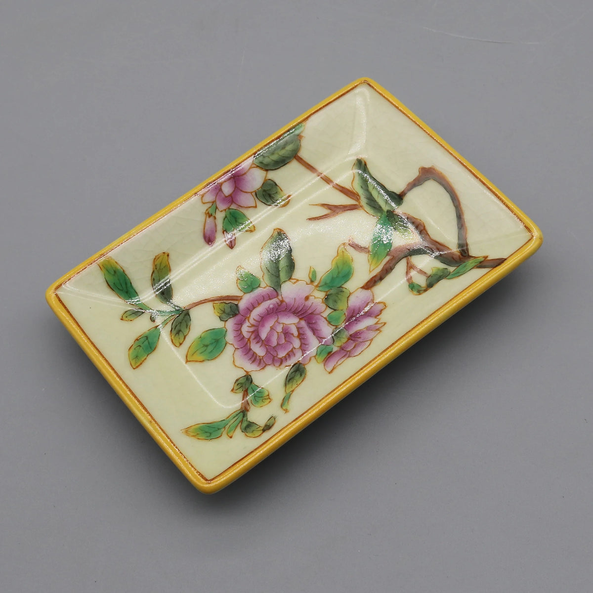 assiettes décoratives artisanales fleurs oiseaux motifs floraux couleurs vertes blanches opaques