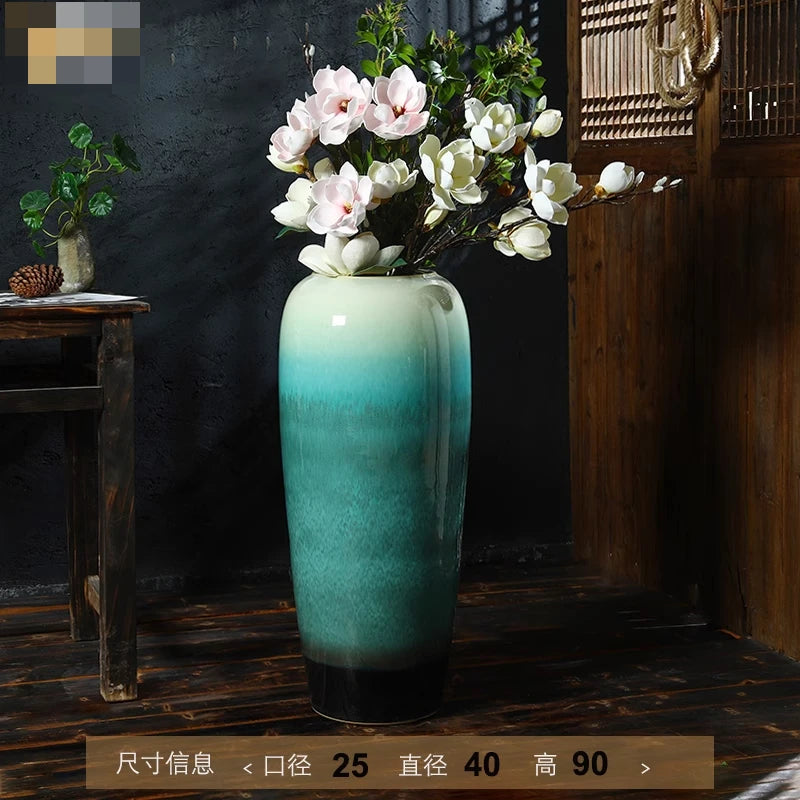 Vase en céramique vert dégradé avec de magnifiques fleurs blanches et roses.