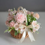 panier osier tressé marron clair poignée ruban blanc fleurs artificielles utilisation multiple respectueux environnement