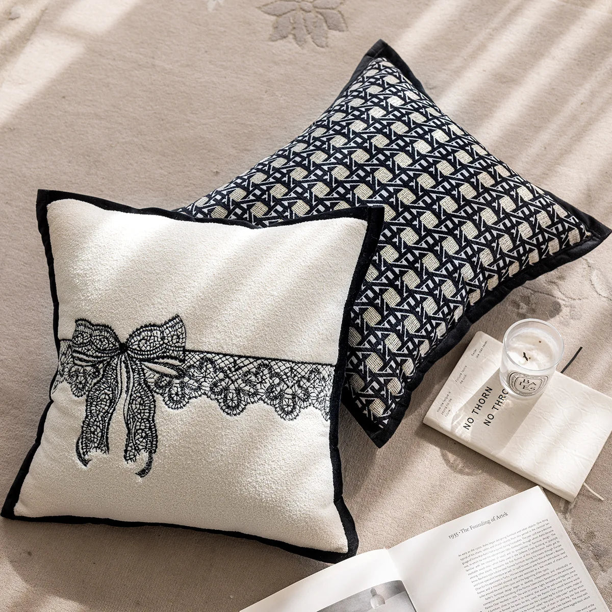 taies d'oreillers élégantes polyester chenille motif dentelle 45x45cm blanc noir decoration maison hospitalière
