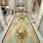 Riche décor floral orné de motifs dorés sur un plancher en marbre, dans un intérieur de style classique.