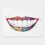 L'image montre une bouche aux dents éclatantes de couleurs vives, avec un arrière-plan aux couleurs vibrantes et éclaboussures de peinture.